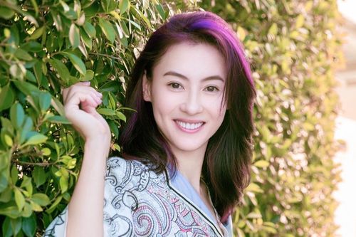 Trương Bá Chi ở nhà bán hàng qua mạng vì dịch bệnh