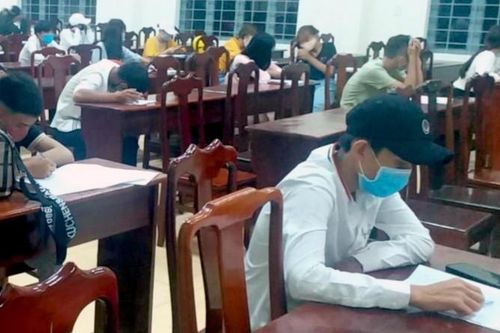 Gần 30 người bị phạt vì tụ tập, không đeo khẩu trang