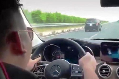 Tài xế gây 'bão mạng' khi chạy xe với tốc độ 234km/h trên cao tốc