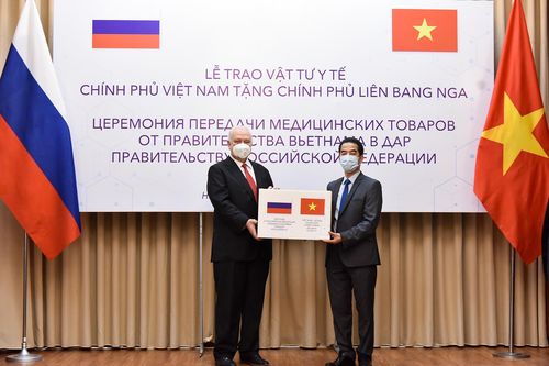 Việt Nam tặng vật tư y tế cho Nga phòng chống dịch COVID-19