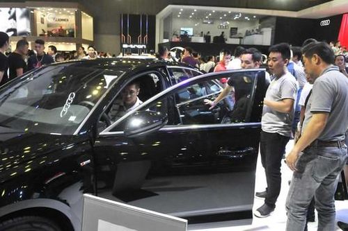 Lượng ô tô nhập khẩu giảm gần một nửa