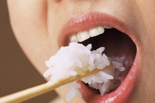 Thực hư việc ăn cơm nguội hấp gây ung thư?