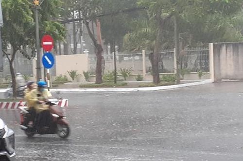 Cần Thơ đón cơn mưa vàng giải nhiệt