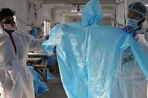 Thiếu trầm trọng đồ bảo hộ, bác sĩ Ấn Độ mặc áo mưa chống Covid-19