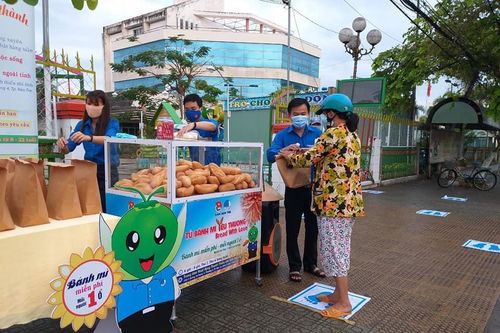 Bánh mì yêu thương ấm lòng người nghèo mùa COVID - 19