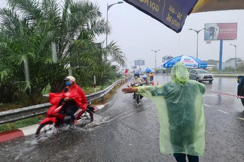 Cảm động tình nguyện viên Cần Thơ dầm mưa giúp dân chống dịch