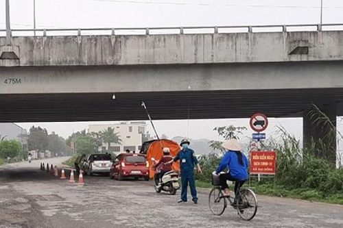 Nam thanh niên lao xe vào chốt kiểm dịch khiến Thiếu úy công an trọng thương