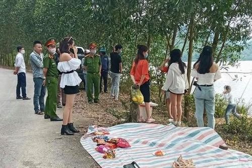 Phạt tiền nhóm 'nam thanh nữ tú' tụ tập dã ngoại giữa mùa dịch