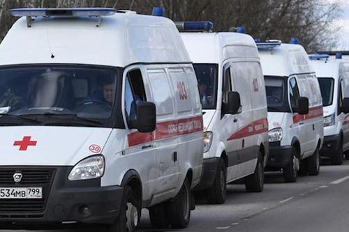 Số ca Covid-19 tăng nhanh, xe cứu thương ùn tắc trước bệnh viện Moscow