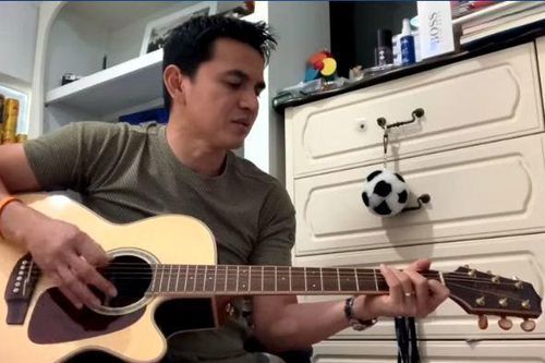 Kiatisuk đàn hát 'Như có Bác Hồ trong ngày vui đại thắng'