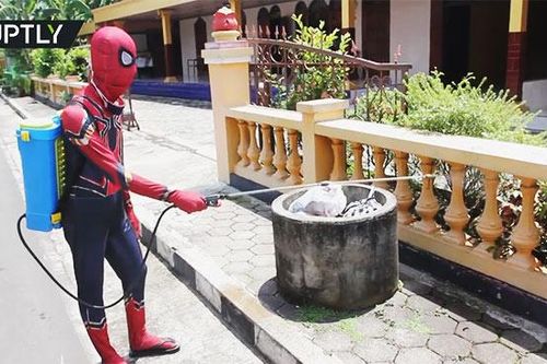 Người Nhện, Người Dơi xuống phố giúp đẩy lùi Covid-19 ở Indonesia