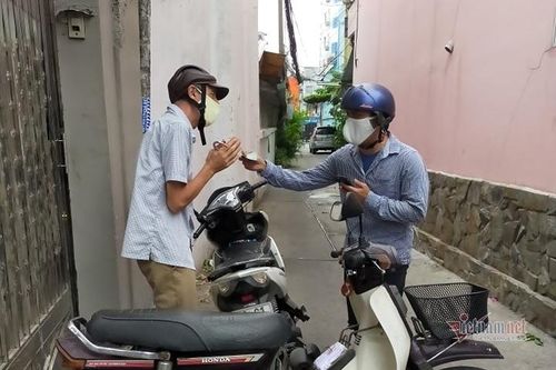 Thầy giáo Anh mất việc cầm bảng 'giúp tiền để mua thức ăn'