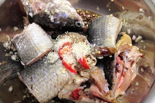 Trời se lạnh, làm ngay món cá lóc kho tộ vàng ruộm, không tanh, đậm đà đưa cơm