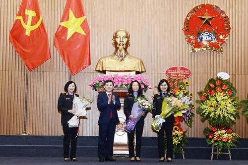 Viện trưởng VKSND tối cao tặng Bằng khen cho các tập thể, cá nhân 'Giỏi việc nước, đảm việc nhà'