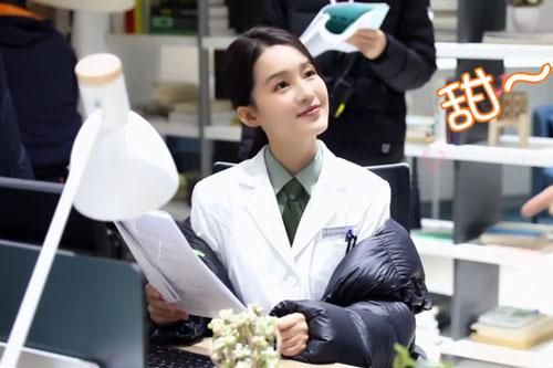 'Hậu duệ Mặt trời' phiên bản Trung Quốc: Lý Thấm làm bác sĩ cực xinh, lộ ảnh ôm chặt 'bạn trai tin đồn' của Địch Lệ Nhiệt Ba