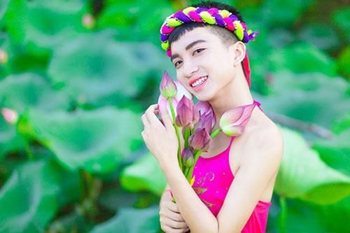 Chàng trai 'gây sốt' vì mặc yếm 'thả dáng' bên hồ sen nhưng thái độ của gia đình mới gây chú ý