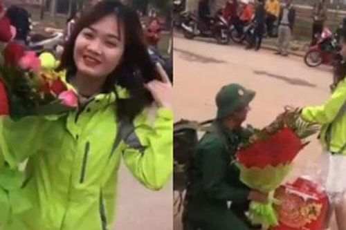 Vỡ òa vì được bạn gái đón ngày ra quân, anh chàng quỳ gối cầu hôn nàng bằng chiếc nhẫn cỏ tự làm