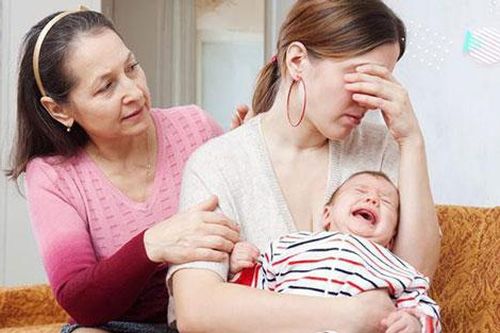 Tại sao con dâu lại 'khó chịu' với cách nuôi con của mẹ chồng?
