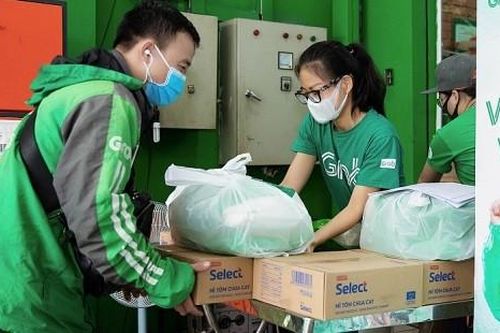 Khoảng 8.000 tài xế Grab được hỗ trợ gạo, mì gói để vượt dịch COVID-19