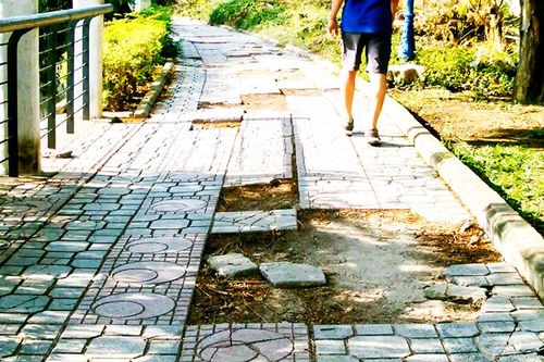 Gạch lát công viên bể nát