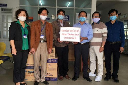 Cơ quan Khối Đảng – Đoàn thể huyện Đạ Tẻh trao tặng 2.500 mũ ngăn giọt bắn phòng dịch Covid-19 cho CDC Lâm Đồng