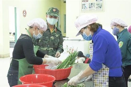 Bảo đảm an toàn vệ sinh thực phẩm tại các bếp ăn phục vụ người dân cách ly tập trung