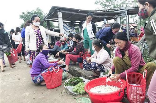 Chưa thực hiện triệt để giãn cách xã hội tại các chợ nông thôn