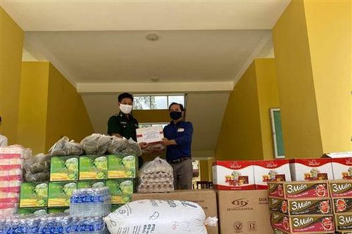 Nhóm hộ người nuôi yến sào Quảng Trị ủng hộ Đồn Biên phòng Hướng Lập phòng chống COVID-19