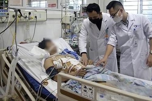 Cứu sống công nhân rơi từ tầng 6 trúng cọc sắt