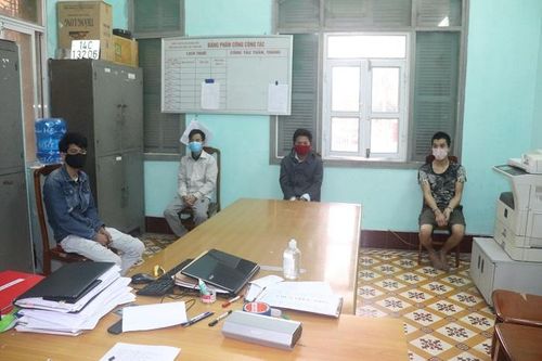 Kẹp 3 không đội mũ bảo hiểm, còn tấn công tổ tuần tra khi bị nhắc nhở