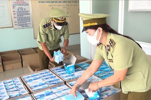 Hà Nội: Bắt giữ hơn 128.000 khẩu trang và bộ đồ bảo hộ không rõ nguồn gốc