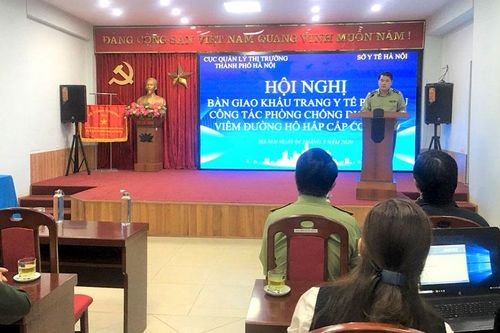 Chuyển giao 27.361 chiếc khẩu trang và 253 chai dung dịch rửa tay sát khuẩn cho Sở Y tế Hà Nội