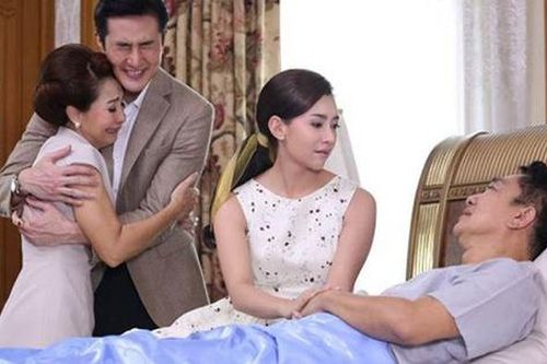 Vừa ra khỏi tòa, chồng đã chạy lại dúi vào tay tôi cuốn sổ tiết kiệm 2 tỷ rồi vội vã đi ngay trong sự kinh ngạc của mẹ con tôi