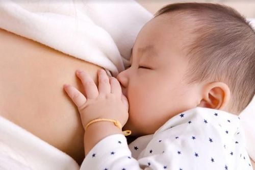 Giải đáp những thắc mắc khi cho bé bú