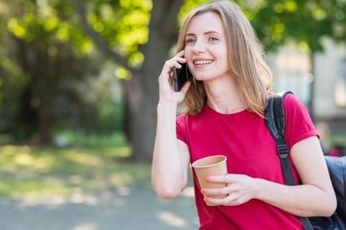 Đường dây nóng của các bạn học sinh trung học giúp những người bị cách ly đỡ buồn