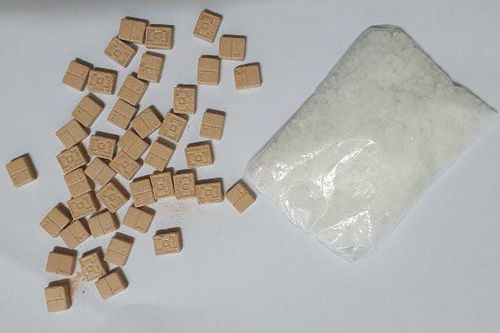 Chiếc khẩu trang trong bàn tay run rẩy của người đàn ông