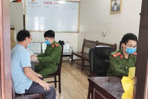 Công an phường Đông Ngạc hết cách ly, trở lại phục vụ nhân dân