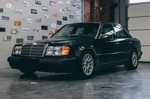 Mercedes-Benz 300E bản độ đặc biệt dùng động cơ BMW M5