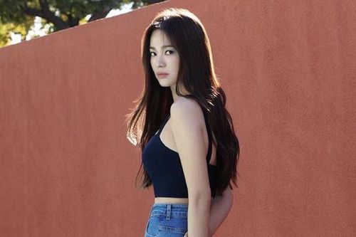 Song Hye Kyo mặc crop-top khoe eo thon