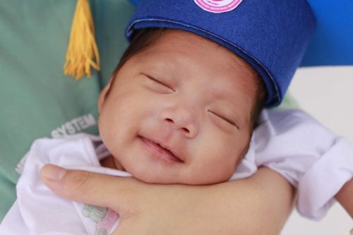 Bé gái nặng 1,6 kg khi chào đời xuất viện