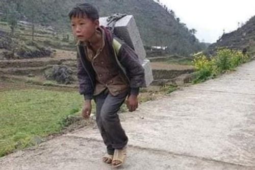 Cậu bé 12 tuổi cõng gạch trên lưng để kiếm 18.000 đồng/ngày