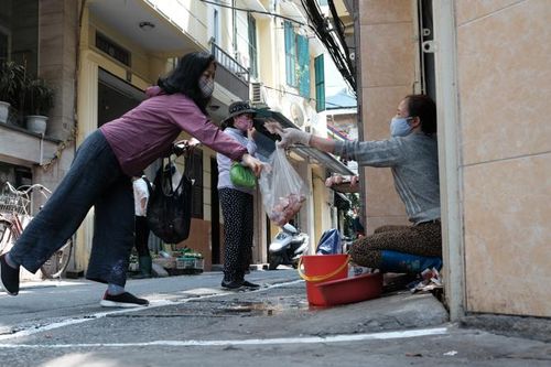 Hà Nội: Kẻ vạch vôi trên phố, quyết không bán hàng nếu người mua không giãn cách