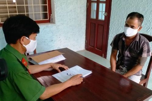 Khởi tố chủ quán cà-phê vác mã tấu hành hung tổ phòng dịch