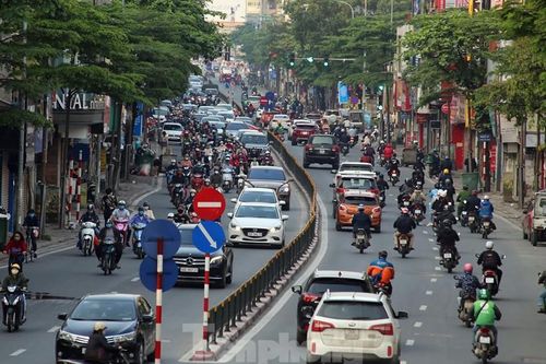 Phố phường Hà Nội nhộn nhịp trở lại trước ngày hết cách ly xã hội