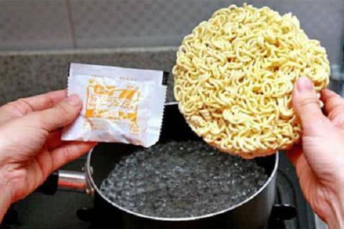 Nấu mì tôm, cho mì hay gói gia vị vào trước, nhiều người làm sai