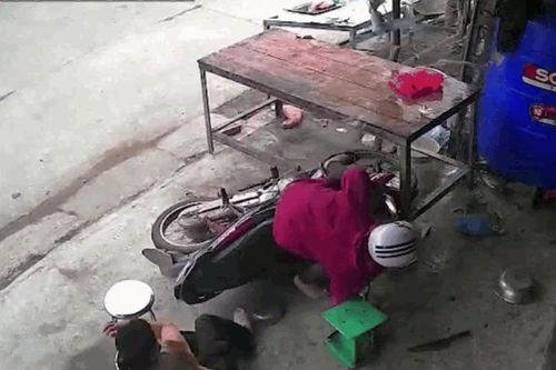 Tông thẳng vào hàng thịt lợn, cô gái suýt bị dao văng trúng người