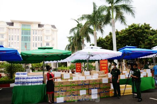 Báo Tiền phong trao 3 đợt quà 'Chung tay chống dịch COVID-19' ở Tây Nguyên