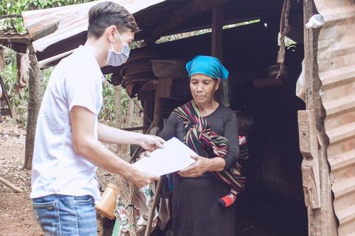Học sinh vùng xa nhớ lớp, giáo viên đến tận buôn giao bài tập