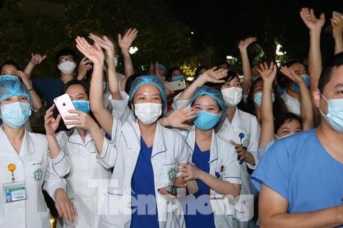 Mừng rơi khẩu trang
