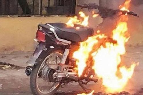 Ghen tuông, dùng dao và xăng tấn công tình địch